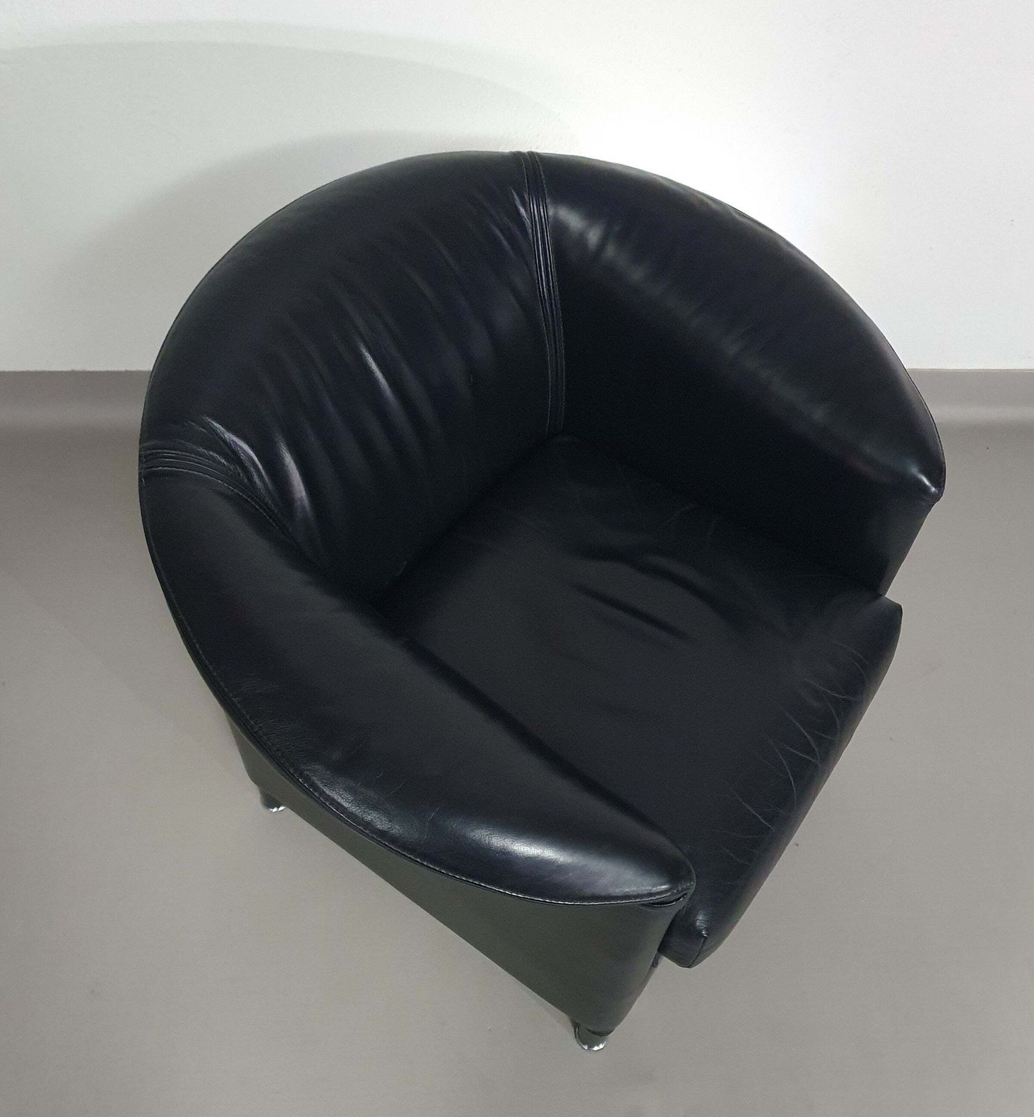 photo buy Aura Chairs / Black Leather By Paolo Piva For Wittmann 1980