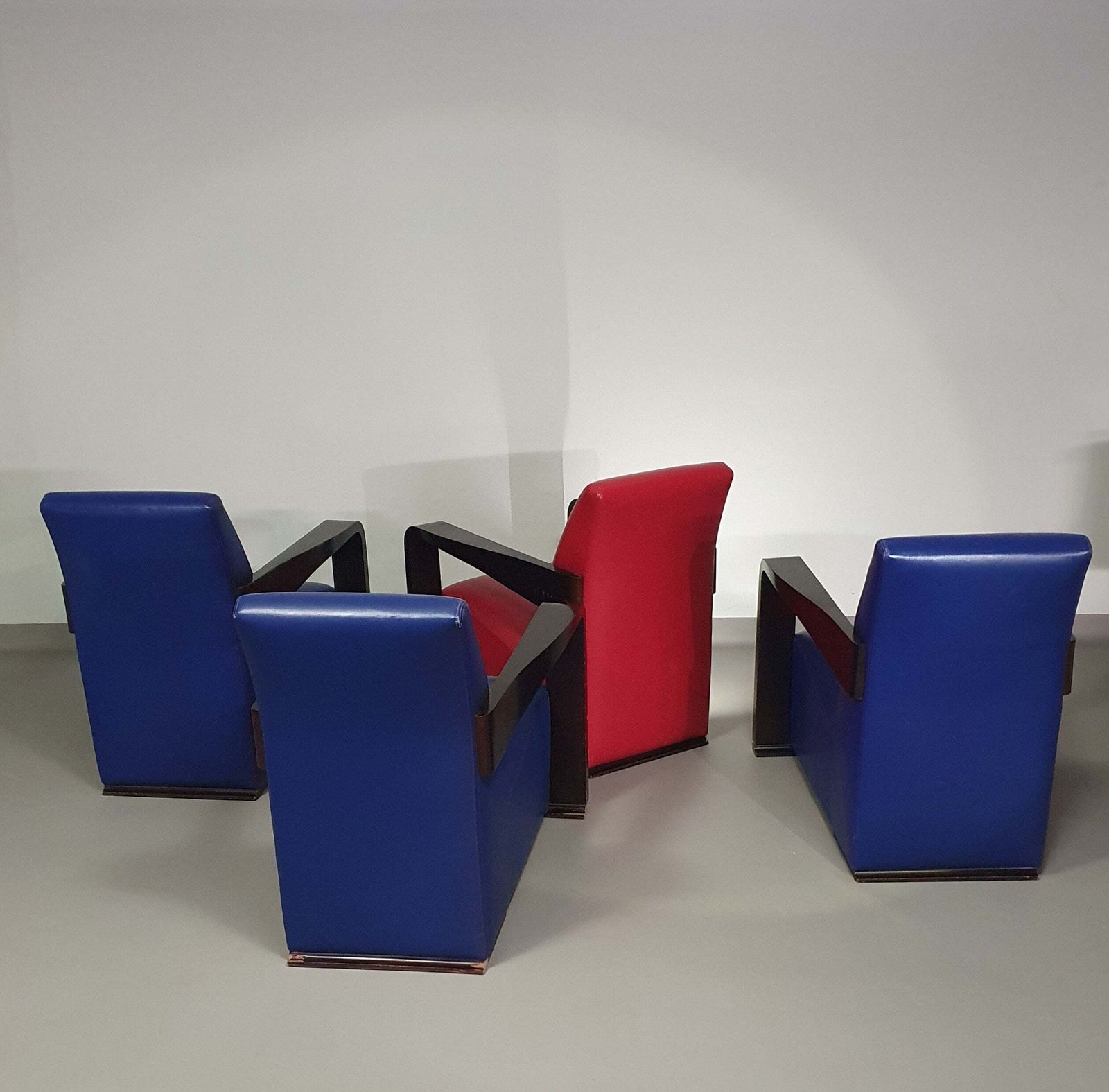 photo furniture 4 X Vintage Ying Lounge Chairs / Fauteuils Van Hugues Chevalier, Jaren 1990. 3 X Blue / 1 X Red Leather. Special Made In These Colours For Tommy Hilfi