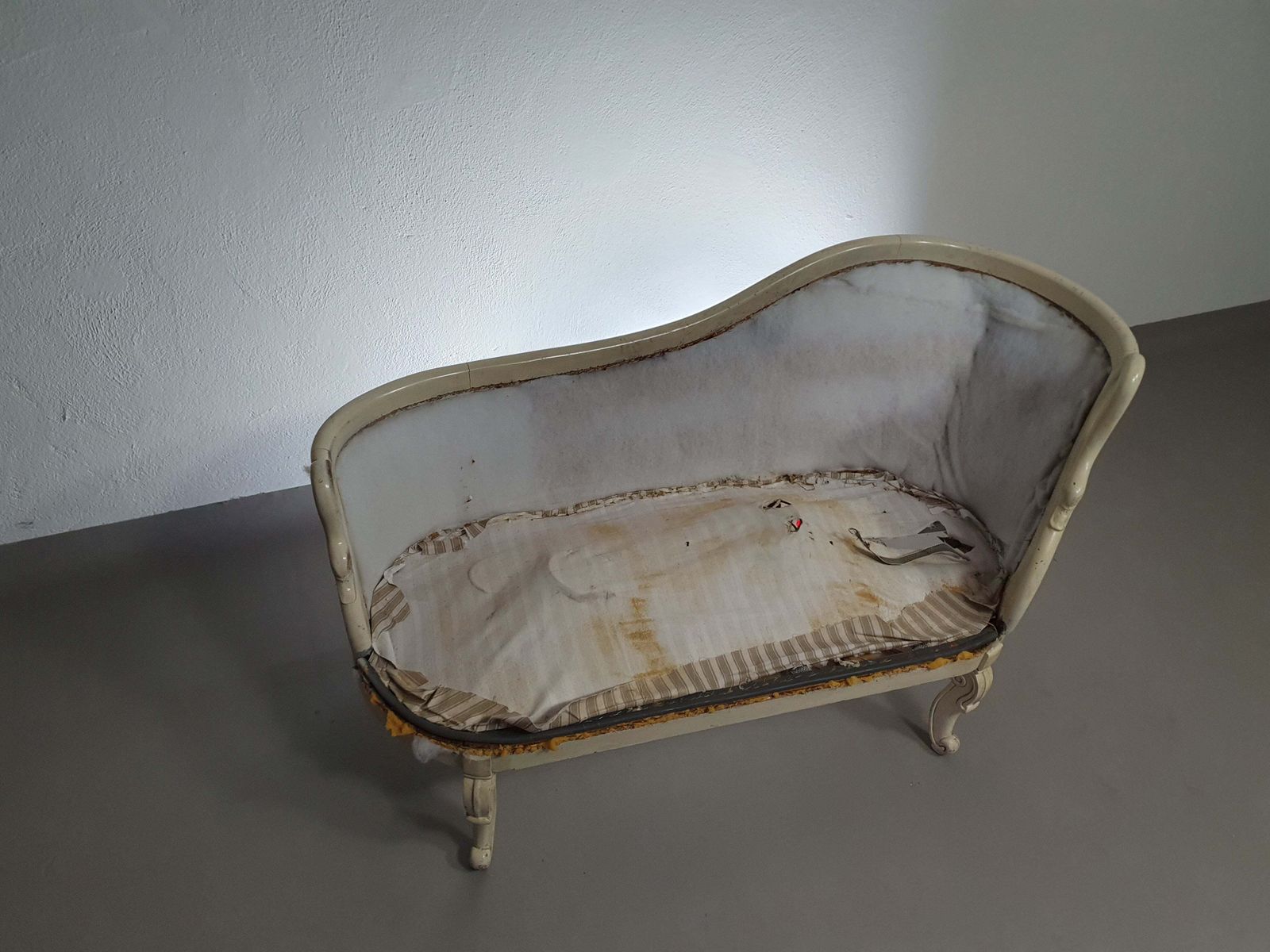 photo vintage Beautiful Old Art Noveau , Unfinished Frenche Canapé / Chaise Longue With Gooseneck Armrests