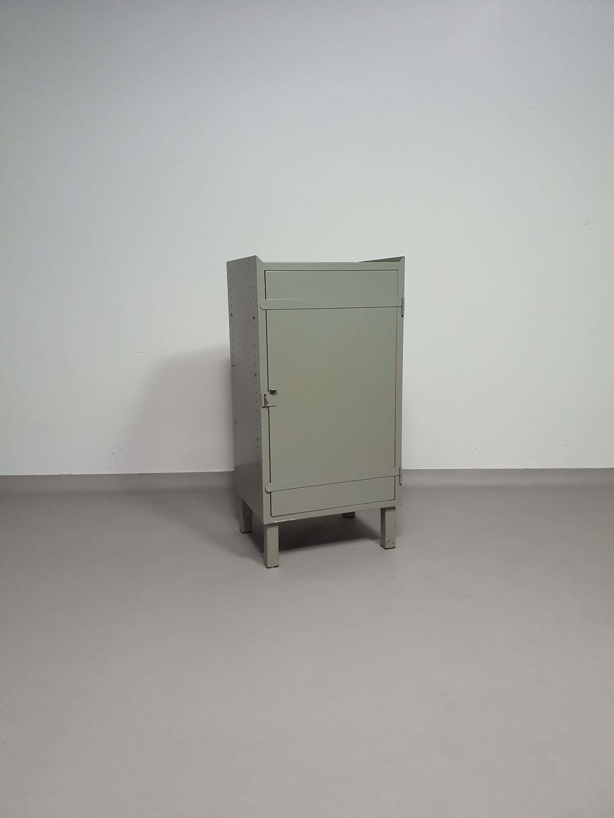 Prachtig Werkplaatskastje. Grijs Metaal Lockertje. Industrial Small Sideboard photo vinterior