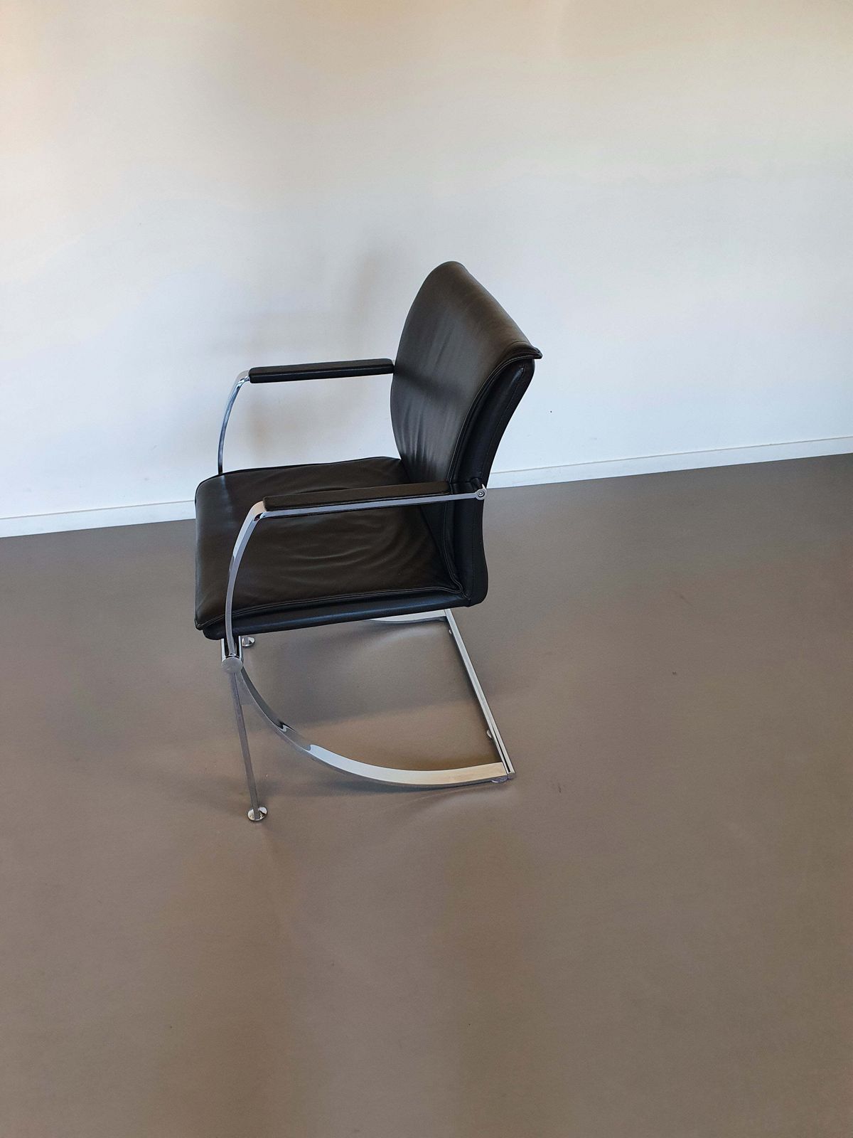 4 X Casala Conference Chair / Black Leather / Chromen Steel 1980s photo Furniture