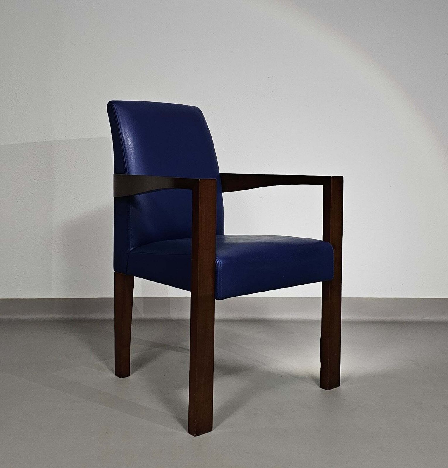 photo furniture 4 X Hugues Chevalier Conference Ying Bridge Chair / Leather
