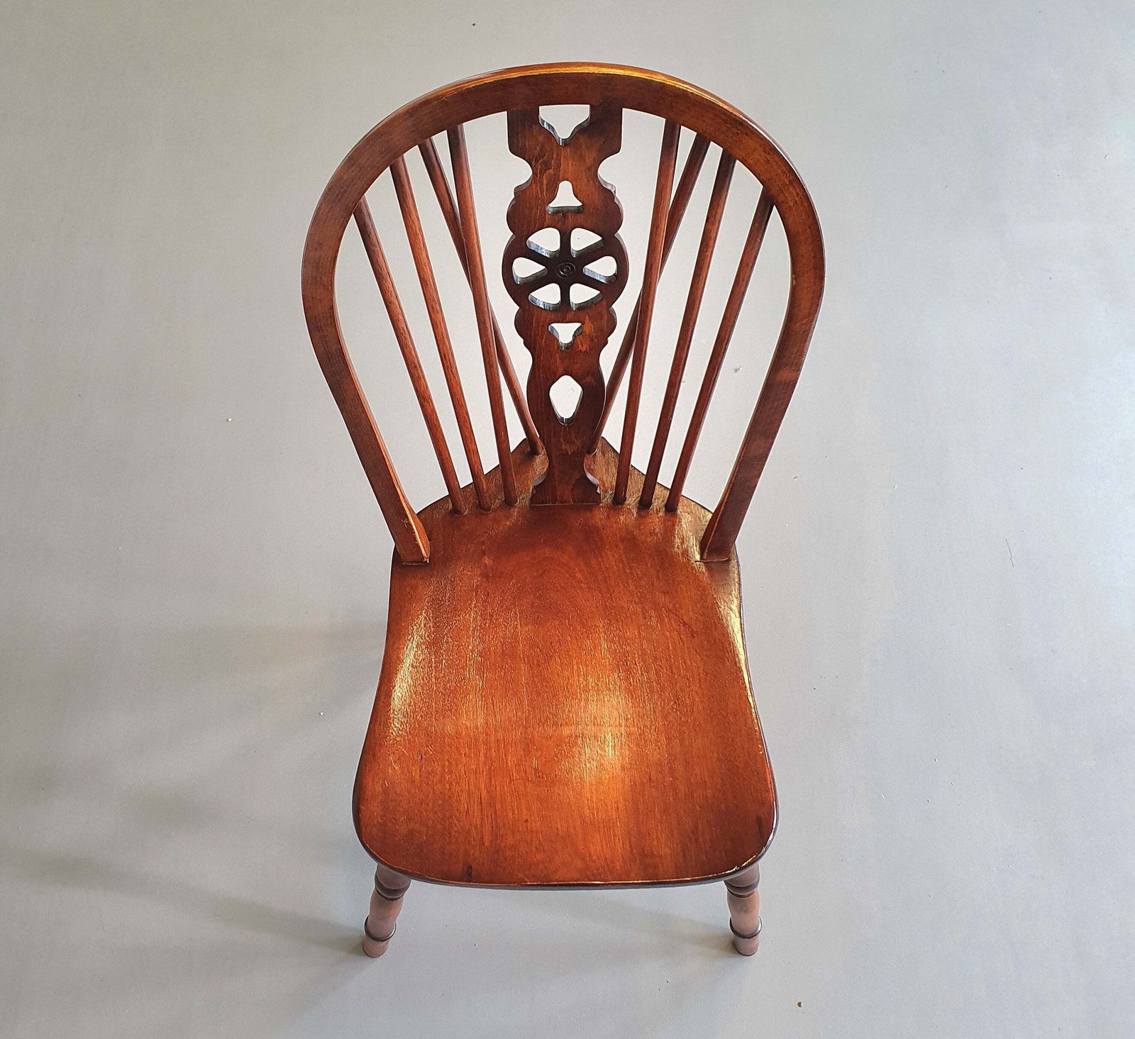 photo furniture 4 X Wheelback / Windsor Chairs / Marked