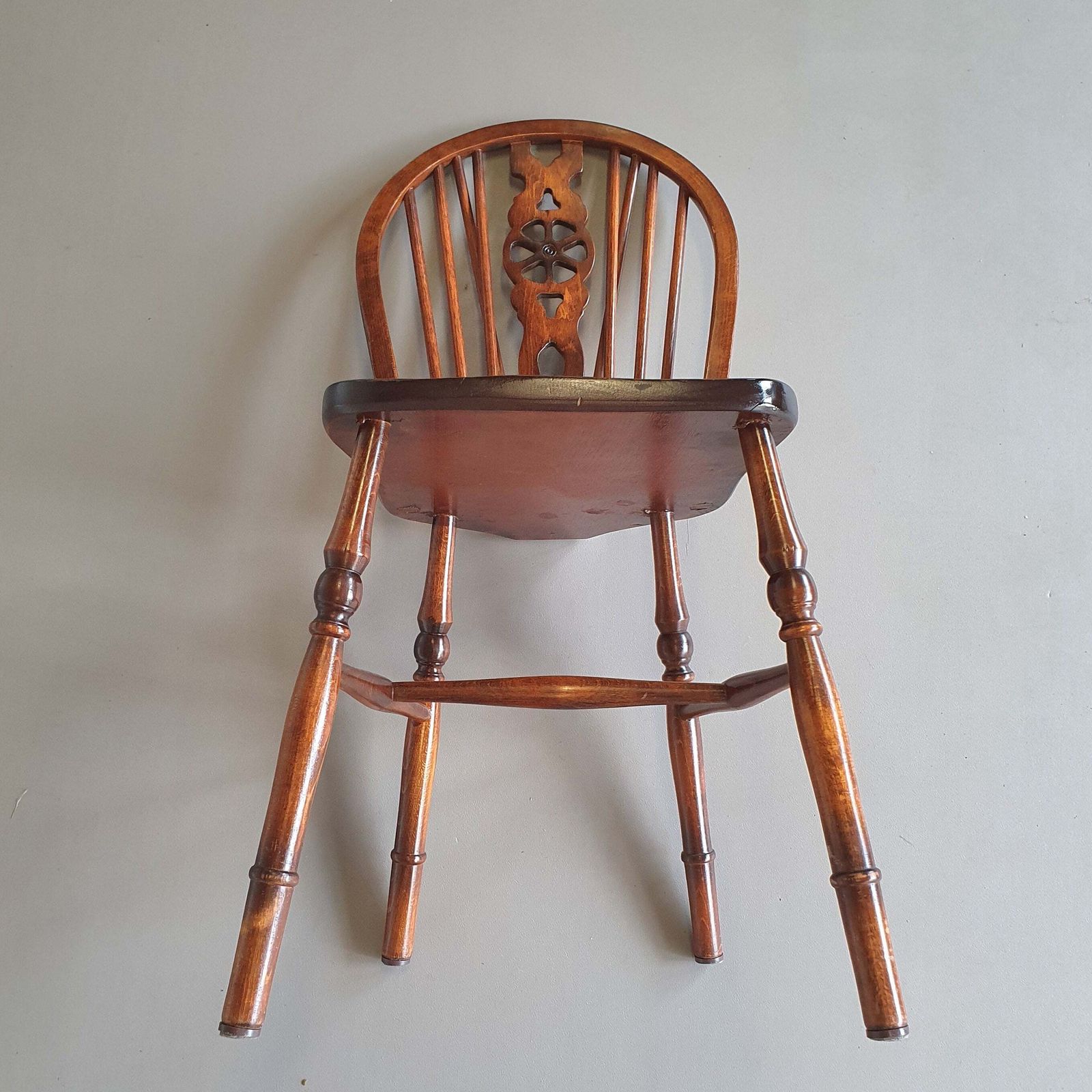 photo vintage 4 X Wheelback / Windsor Chairs / Marked