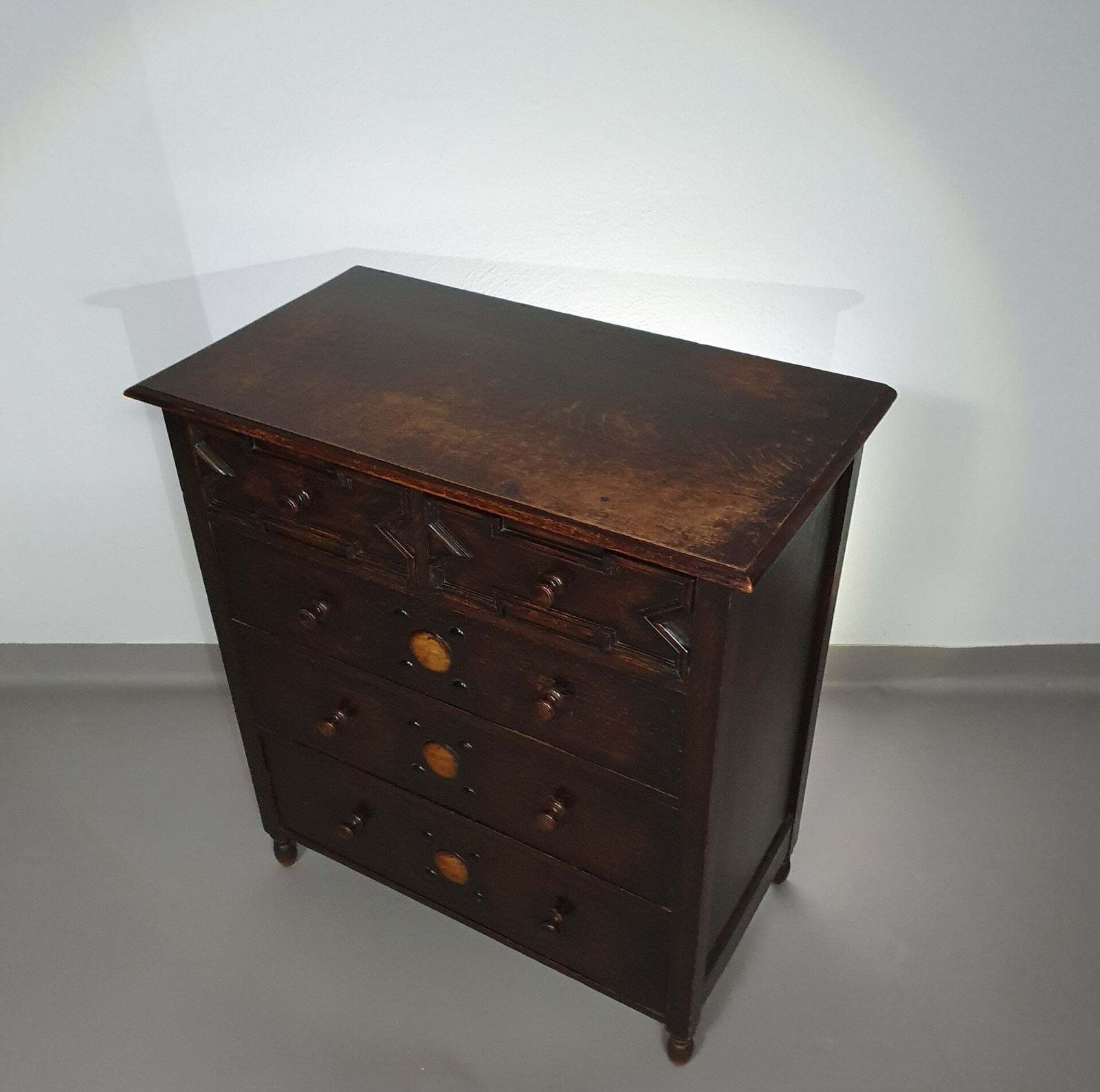 Particularly Cool English Chest Of Drawers / Chest Of Drawers. Dated (Charles 2 Era). Made Of Solid Oak With Beautiful Patina. photo vinterior