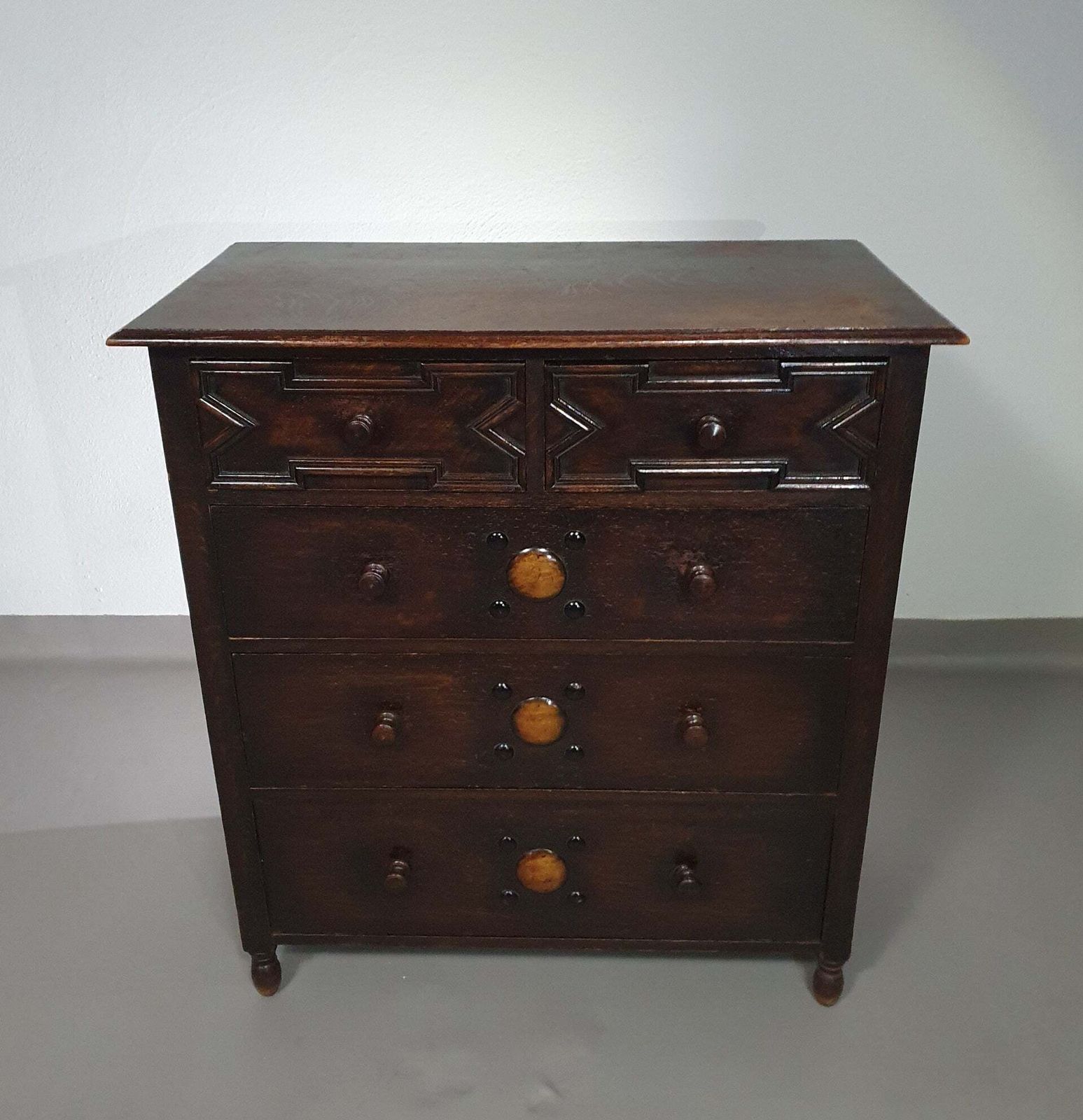 photo furniture Particularly Cool English Chest Of Drawers / Chest Of Drawers. Dated (Charles 2 Era). Made Of Solid Oak With Beautiful Patina.