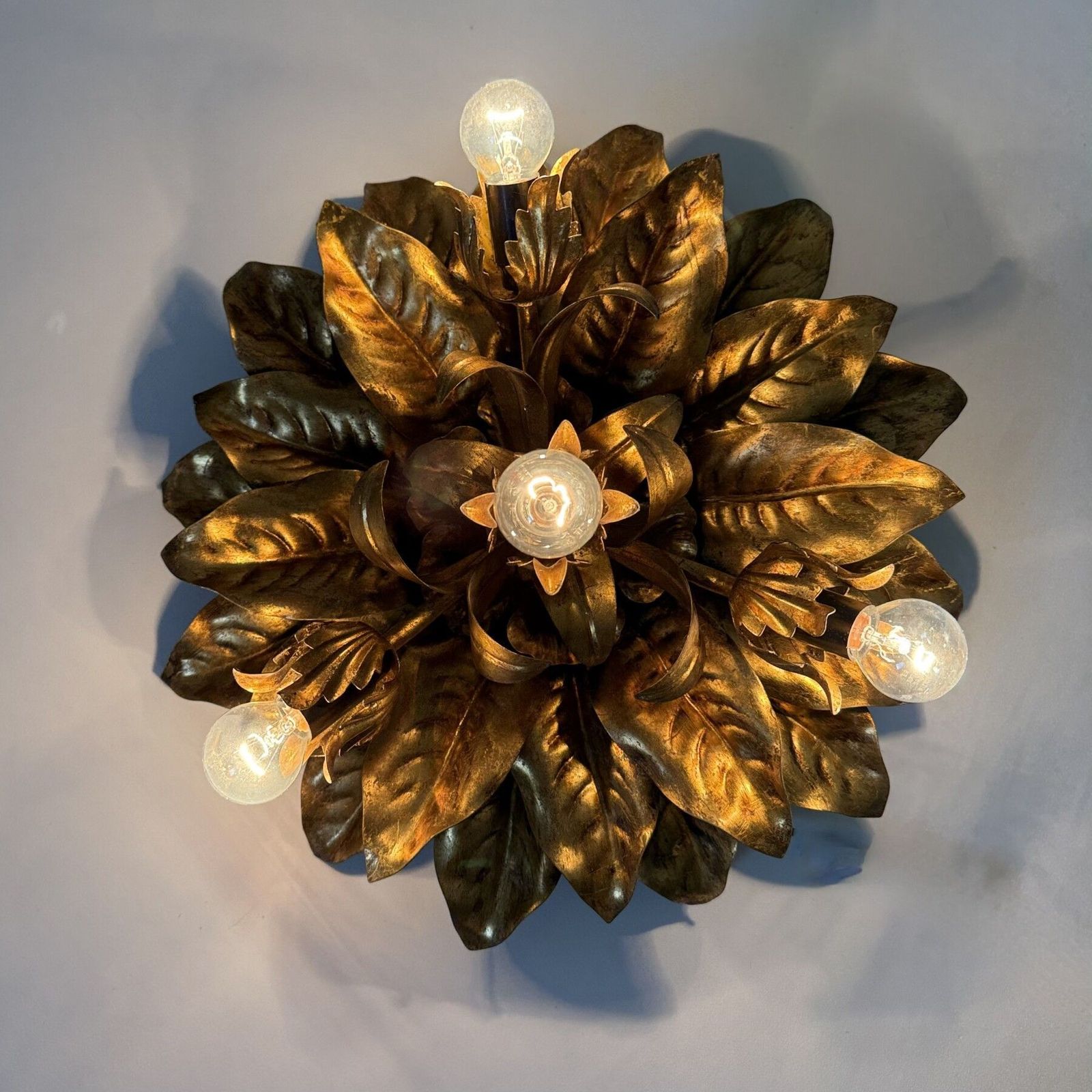 Grote Vintage Hollywood Regency Vergulde Bladeren Plafondlamp, Ca. Jaren 1970 photo for sale