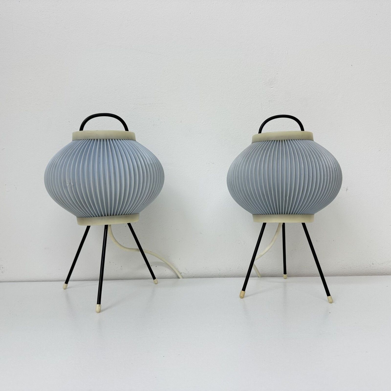 Set Van 2 Blauwe Ripsal Tafellampjes Met Driepoot, Ca. Jaren 1950