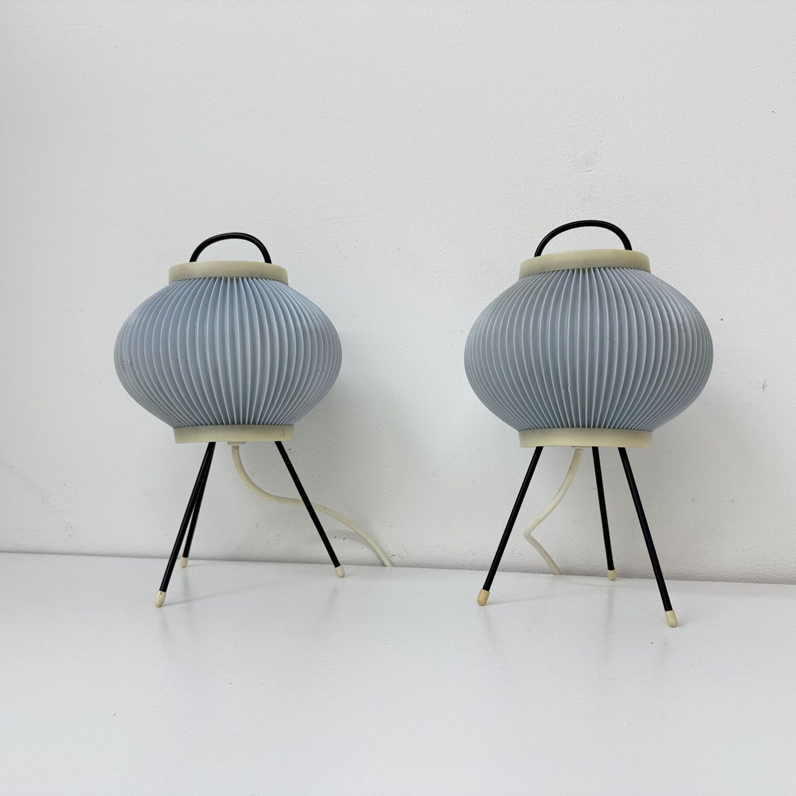 Set Van 2 Blauwe Ripsal Tafellampjes Met Driepoot, Ca. Jaren 1950 photo furniture
