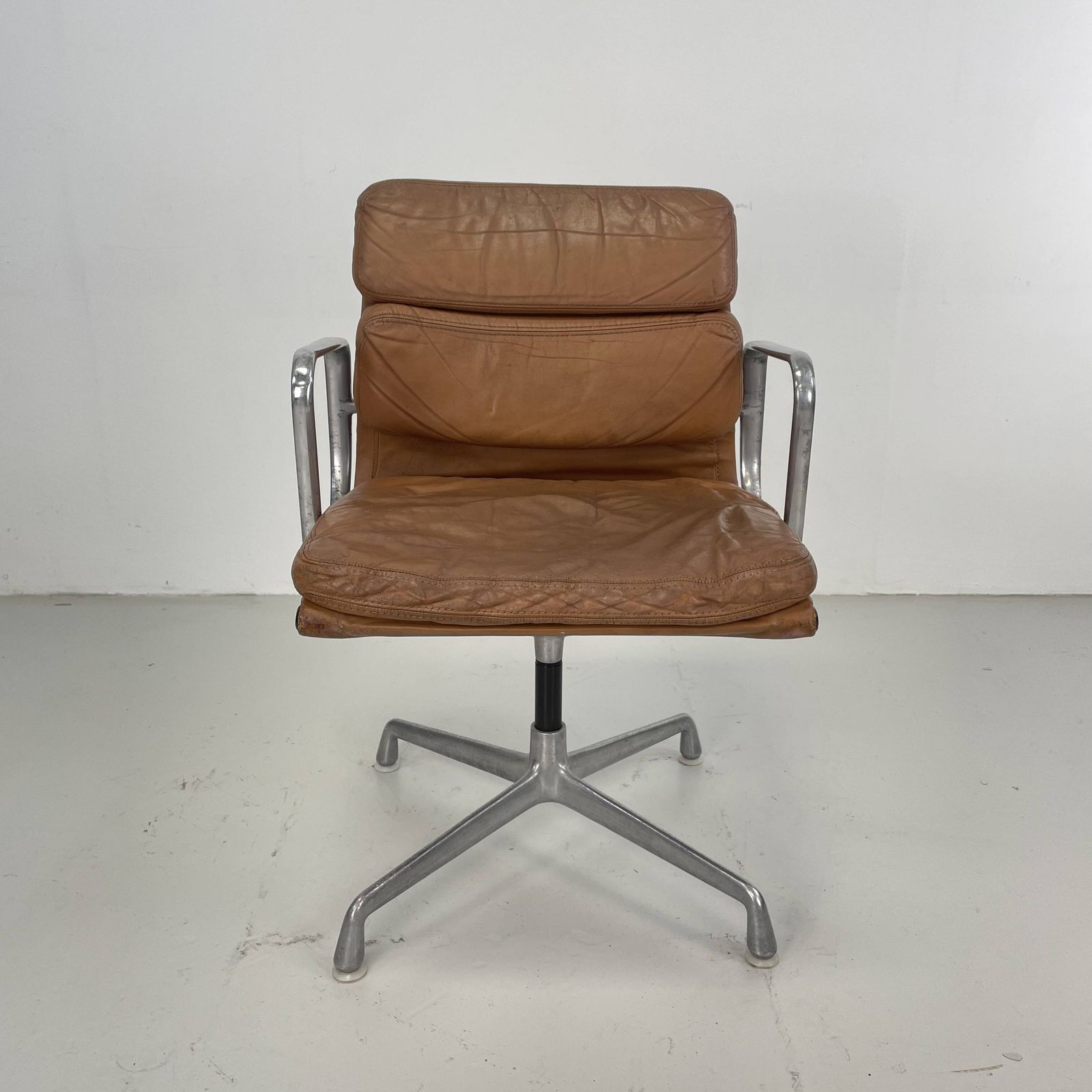1813.0 Eames Herman Miller Tan / Camel Leather Soft Pad Group Chair photo