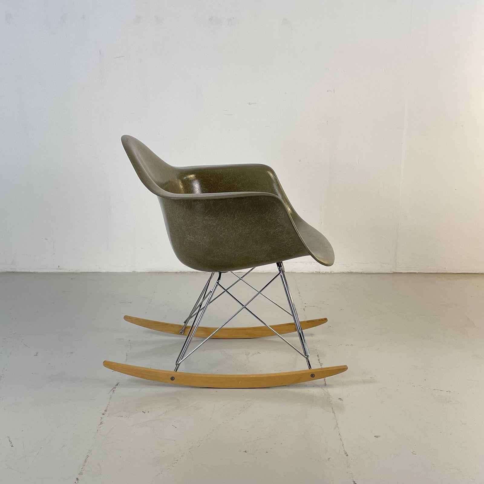 photo furniture Eames Herman Miller 1950s Rar Rocking Chair In Raw Umber