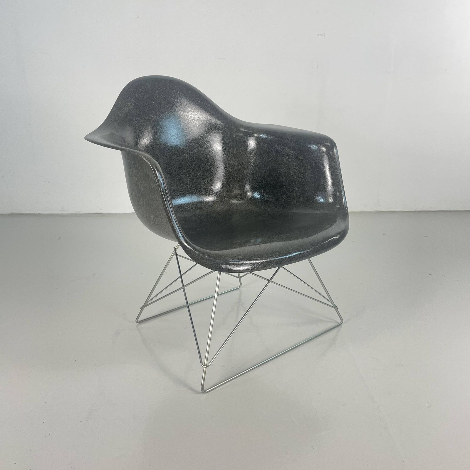 1079.0 Eames Herman Miller 1950s Lar Armchair In Elephant Grey On Cats Cradle Black Base photo