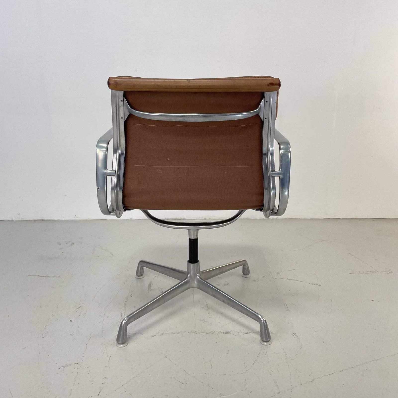 Eames Herman Miller Tan / Camel Leather Soft Pad Group Chair photo vintage