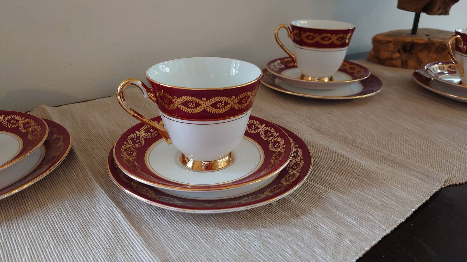 Set Of Four Windsor Bone China Cups, Saucers And Side Plates, Red And Gold Banding   Christmas Theme   Very Good Condition photo Home Decor