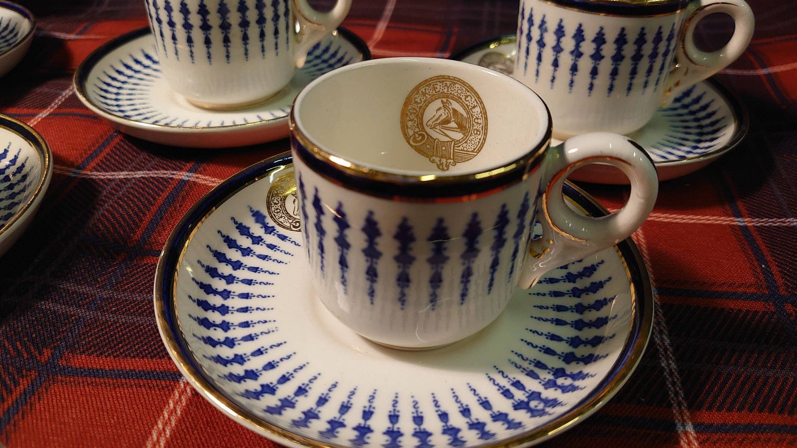 6 Mappin And Webb Demitasse Cups And Saucers   Blue, White And Gold   "The Jockey Club"   Very Good To Excellent Condition photo vinterior