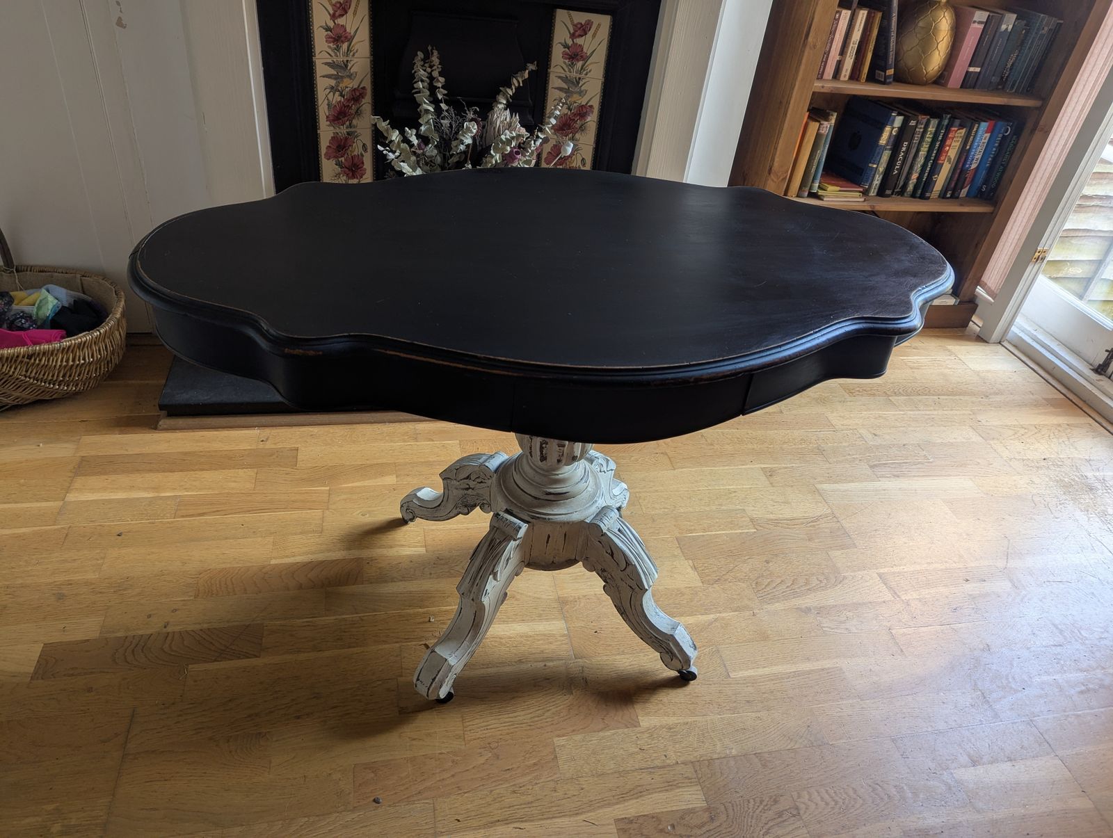 photo furniture Vintage Violin Shapped French Pedestal Table