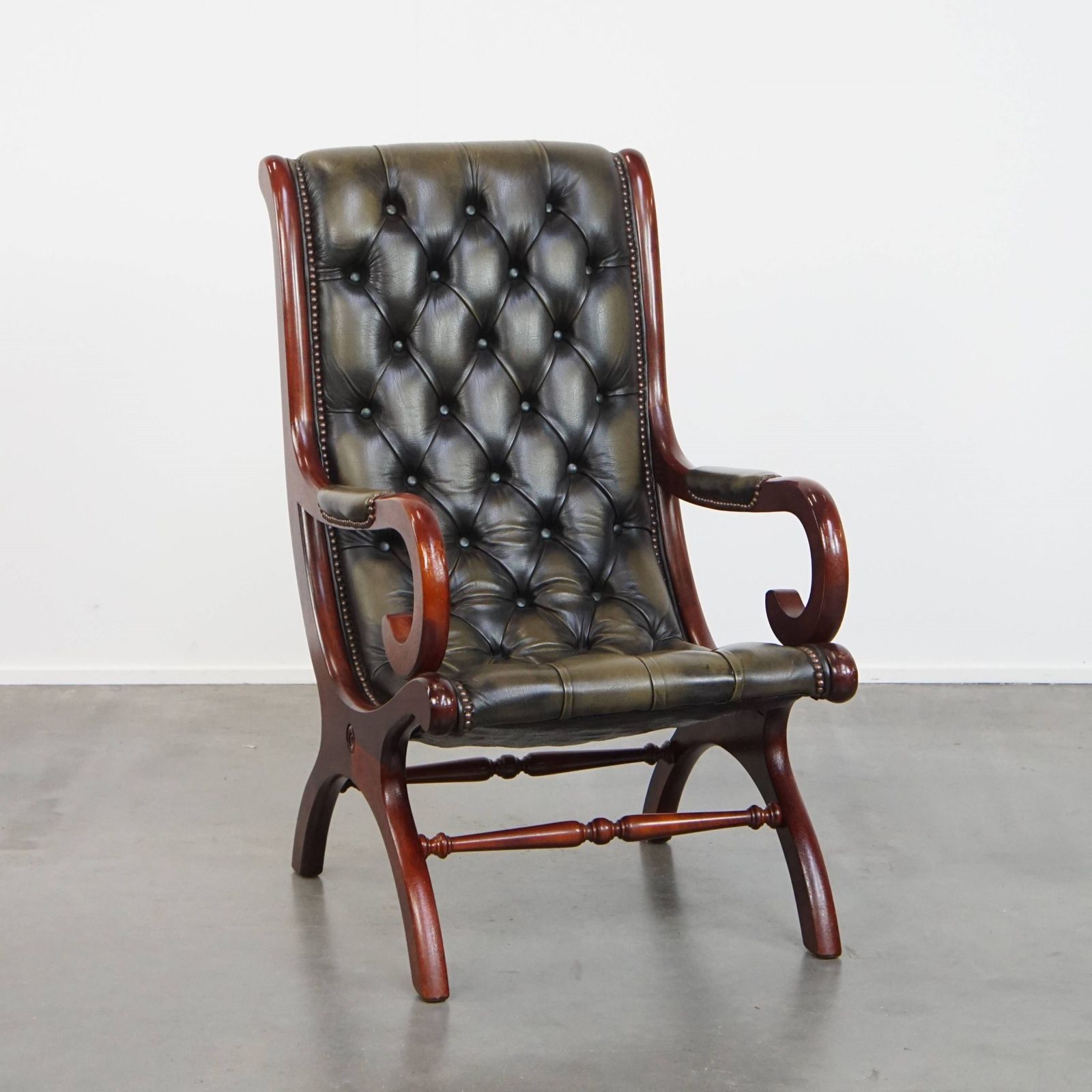 Timeless And Classic Green English Style Cowhide Chesterfield Armchair With Wood