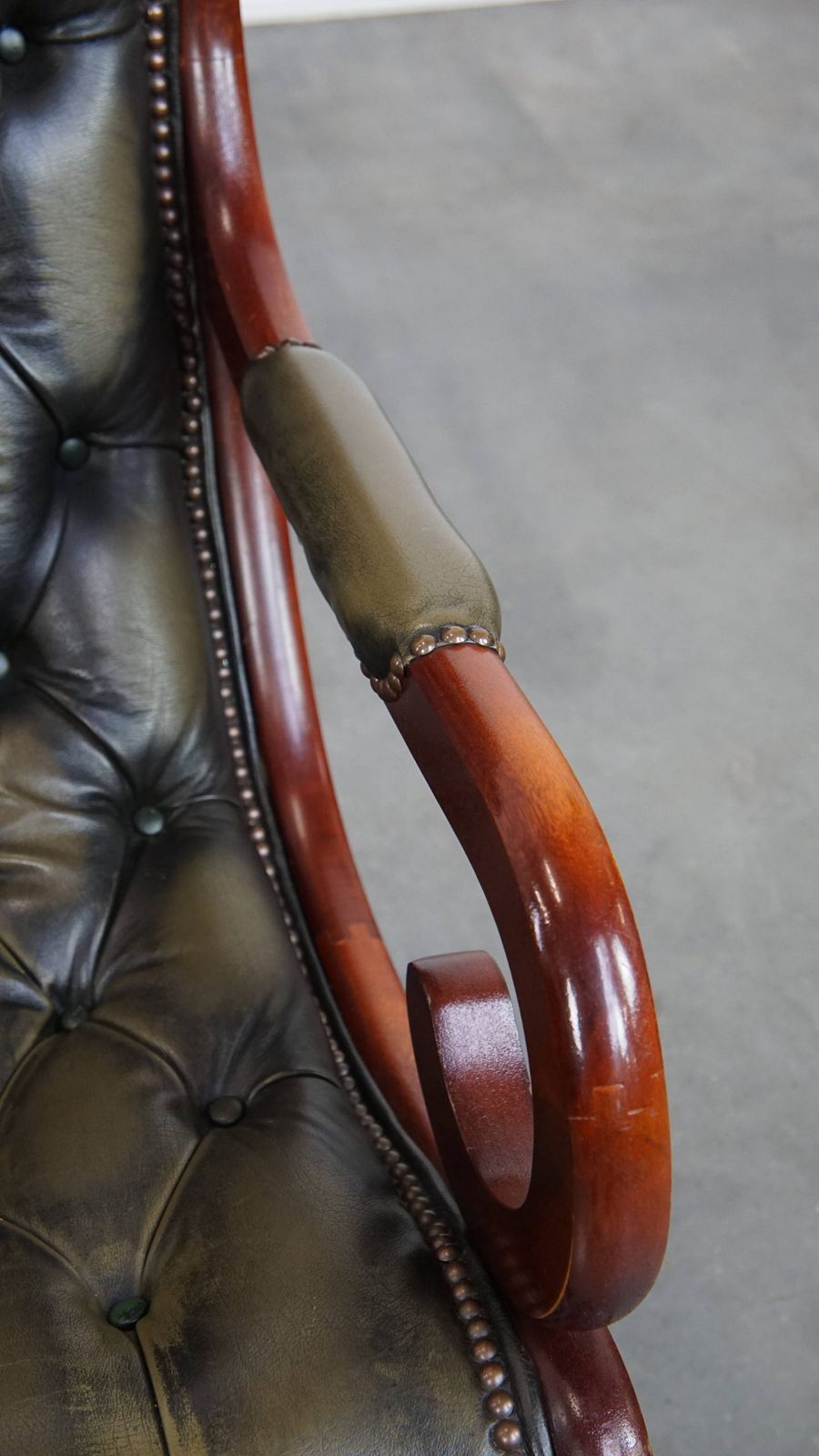 Timeless And Classic Green English Style Cowhide Chesterfield Armchair With Wood photo buy