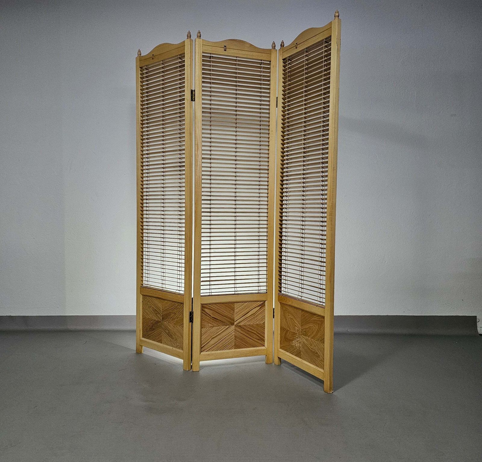 photo vintage Room Divider French Blonde Beech Louvered Screen Room Divider, 1960s