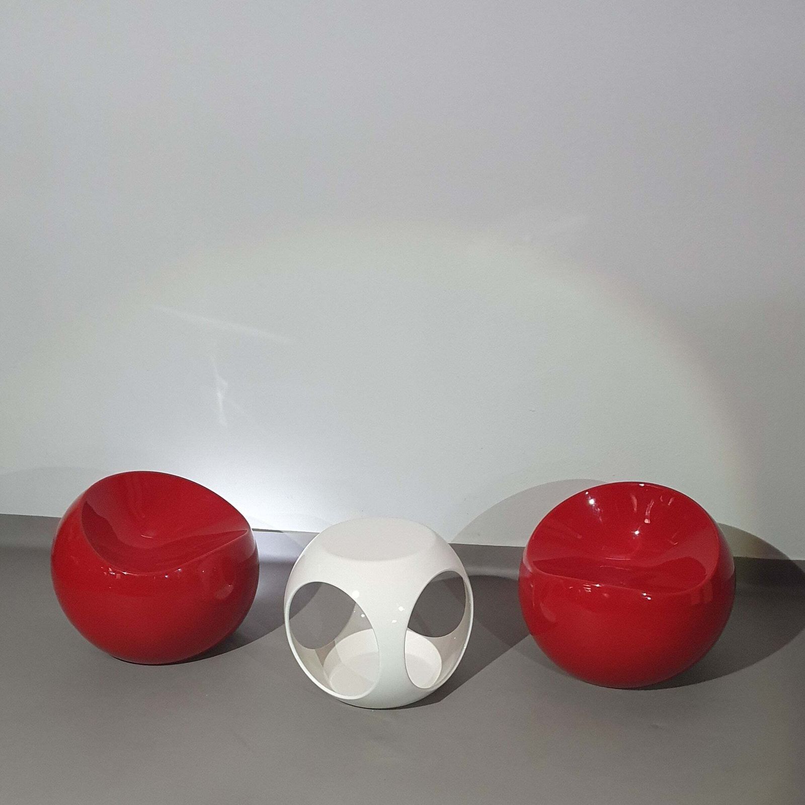 Dupont Finn Stone Ball Chairs / "Colani" Side Table photo furniture