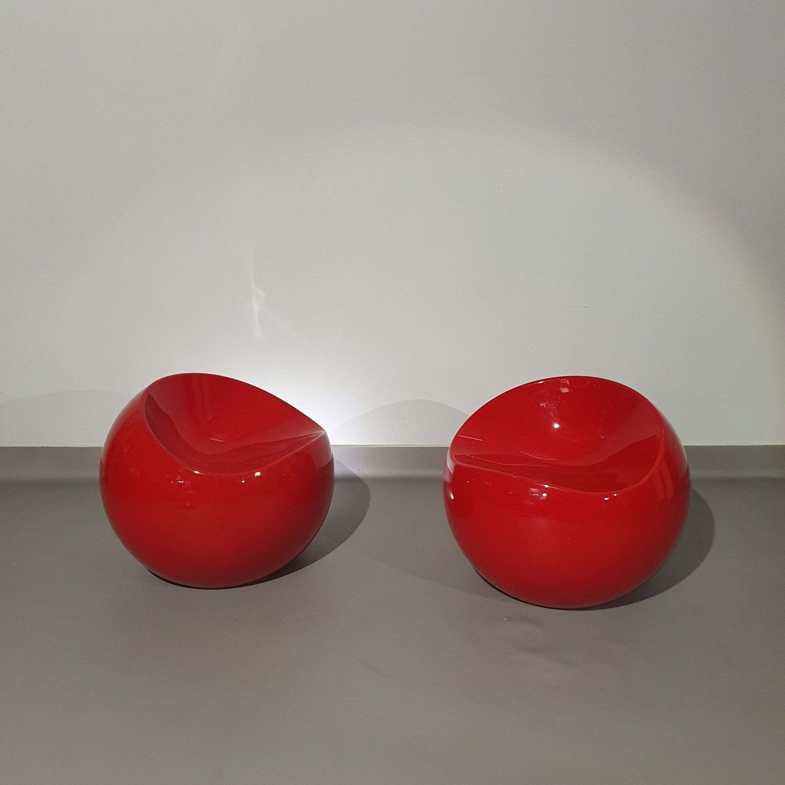Dupont Finn Stone Ball Chairs / "Colani" Side Table photo vintage