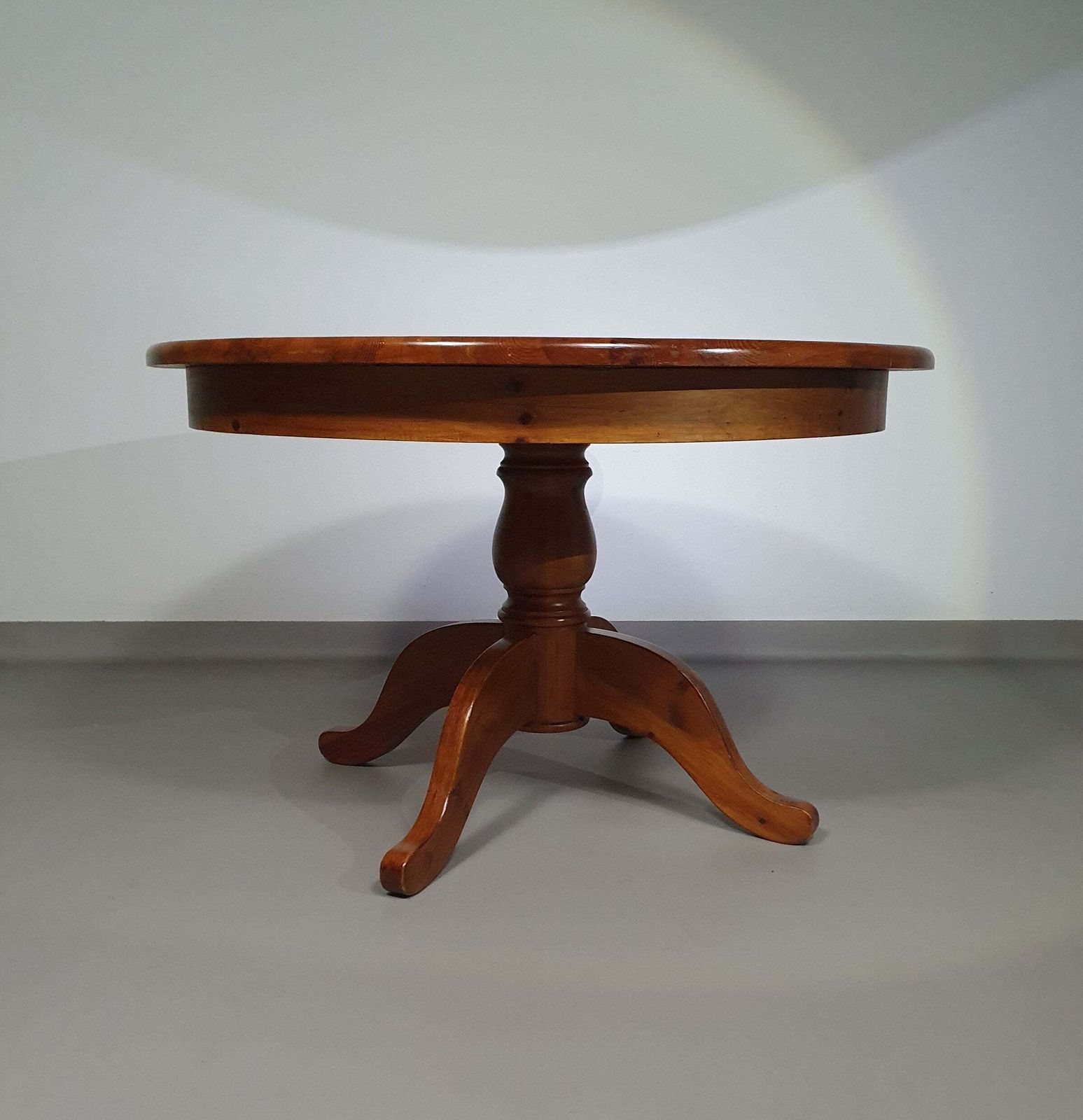 photo furniture 70s Pine Wood Dining Table / Wood Column Leg Table In 4 Leg Design With Round Top Width 125 Cm Height 75 Cm