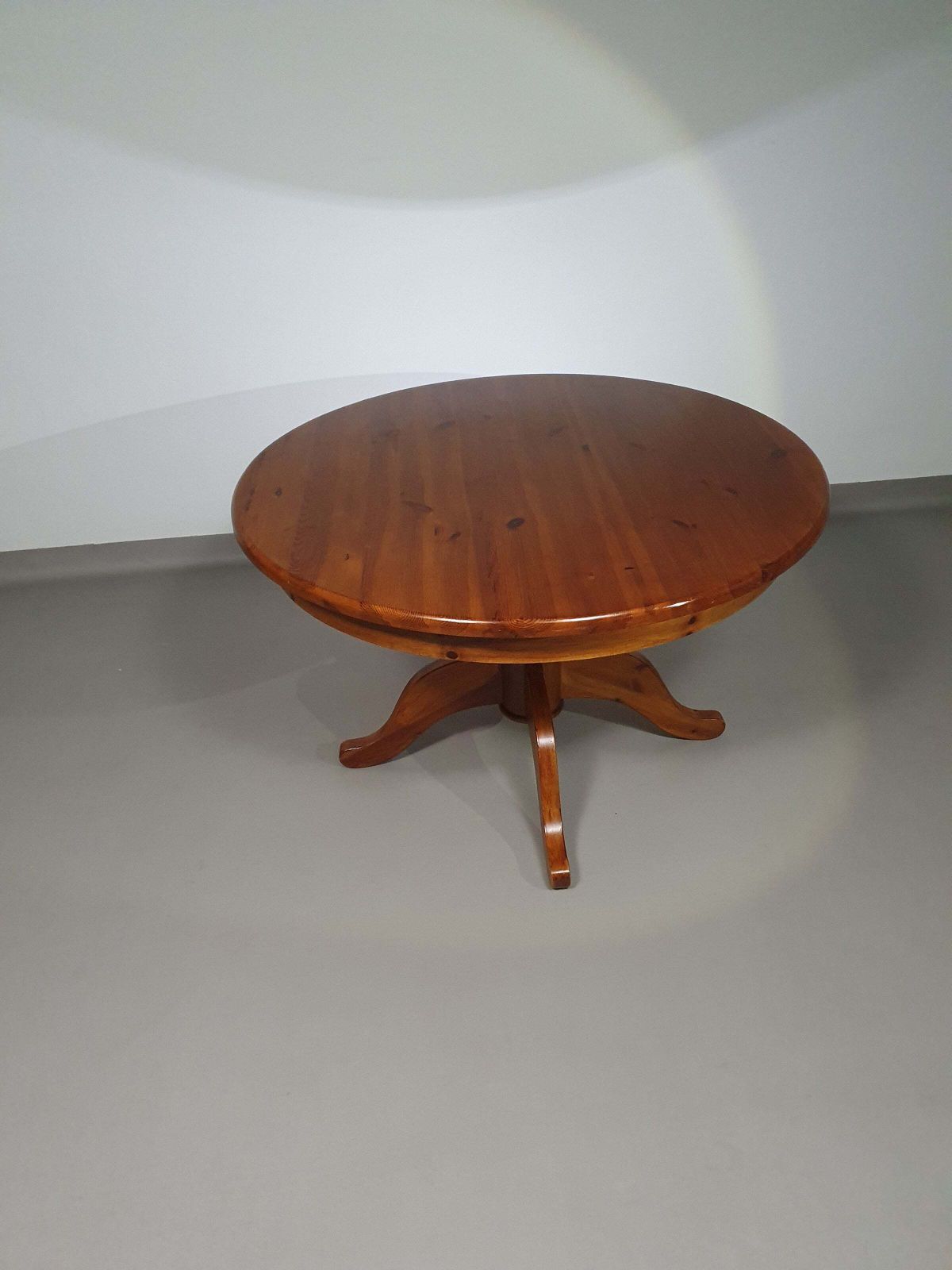 1373.0 70s Pine Wood Dining Table / Wood Column Leg Table In 4 Leg Design With Round Top Width 125 Cm Height 75 Cm photo