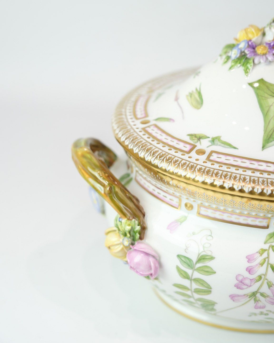 Tureen With Lid Handle   Dek.No. 20/3559   Porcelain   Royal Flora Danica   Royal Copenhagen photo furniture
