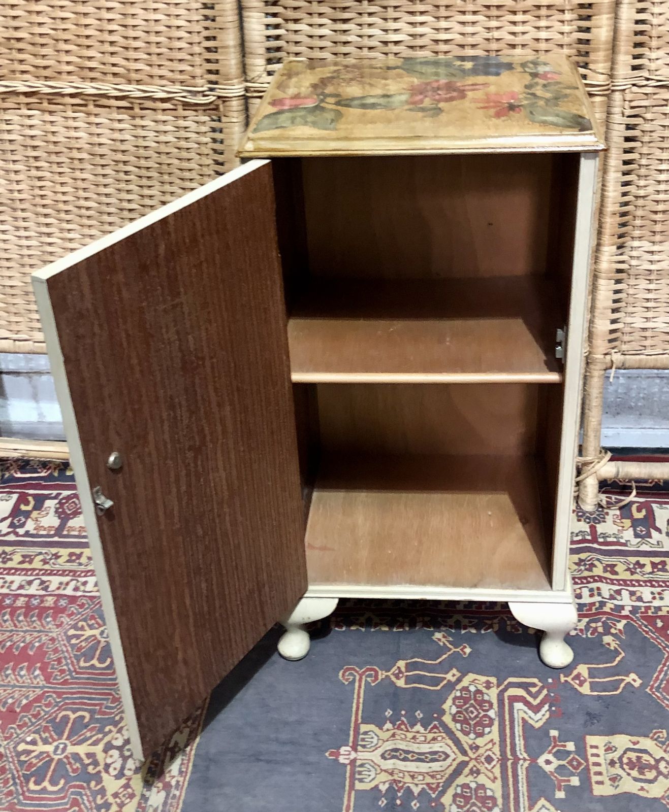 photo vinterior Handsome Art Deco Style Bedside Table