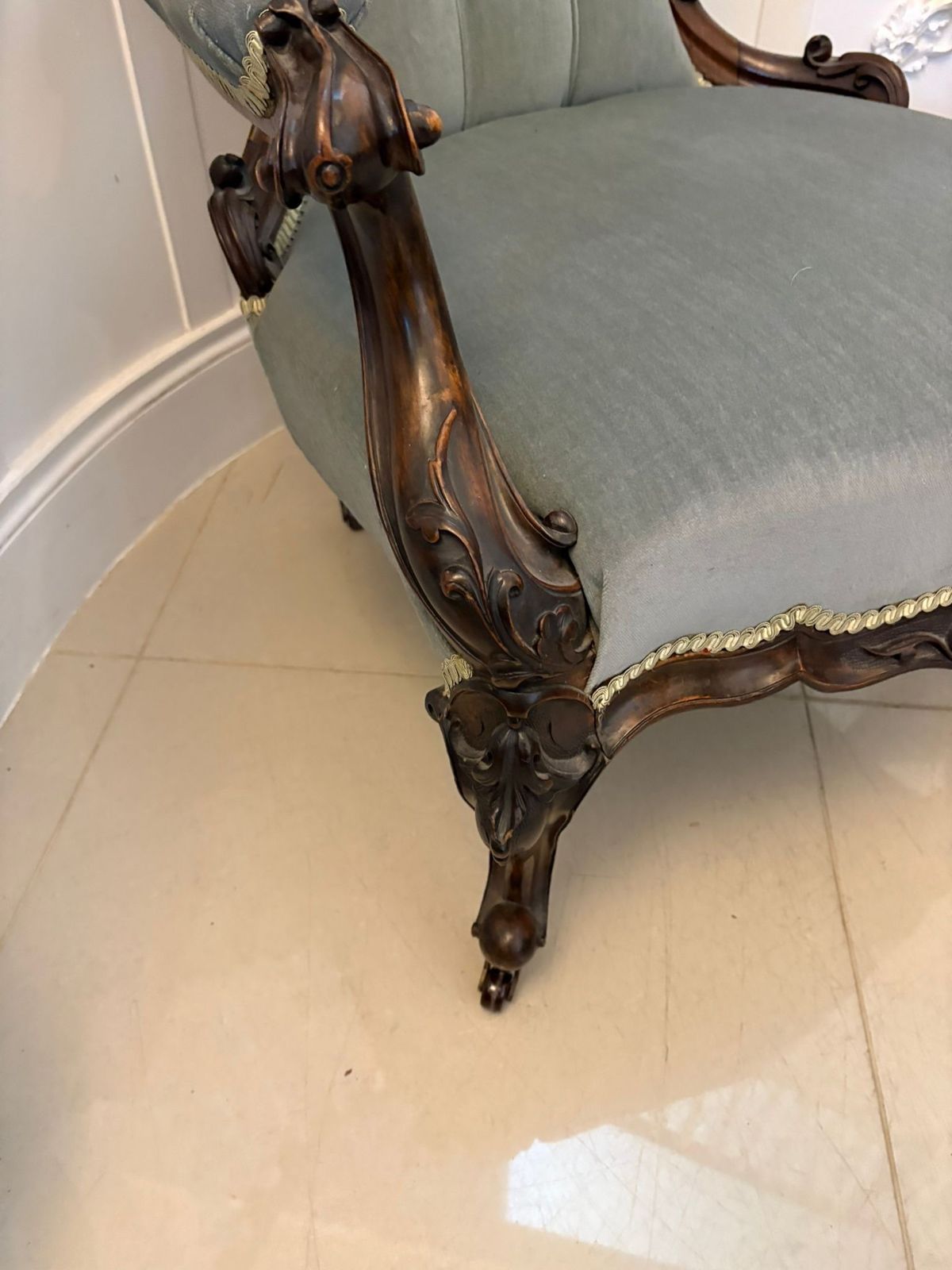 photo vinterior Outstanding Quality Pair Of Antique 19th Century Carved Walnut Ladies And Gentlemen’s Chairs