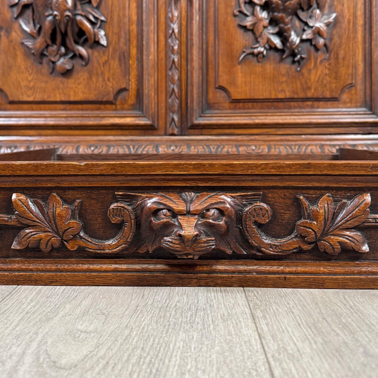 photo vinterior Antique 19th Century Renaissance Revival Bookcase In Oak