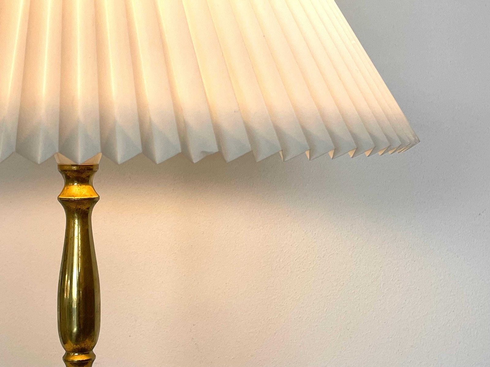 Vintage Danish Mid Century Large Brass Design Table Lamp In Organic Shapes With Original Le Klint White Pleated Shade photo vinterior