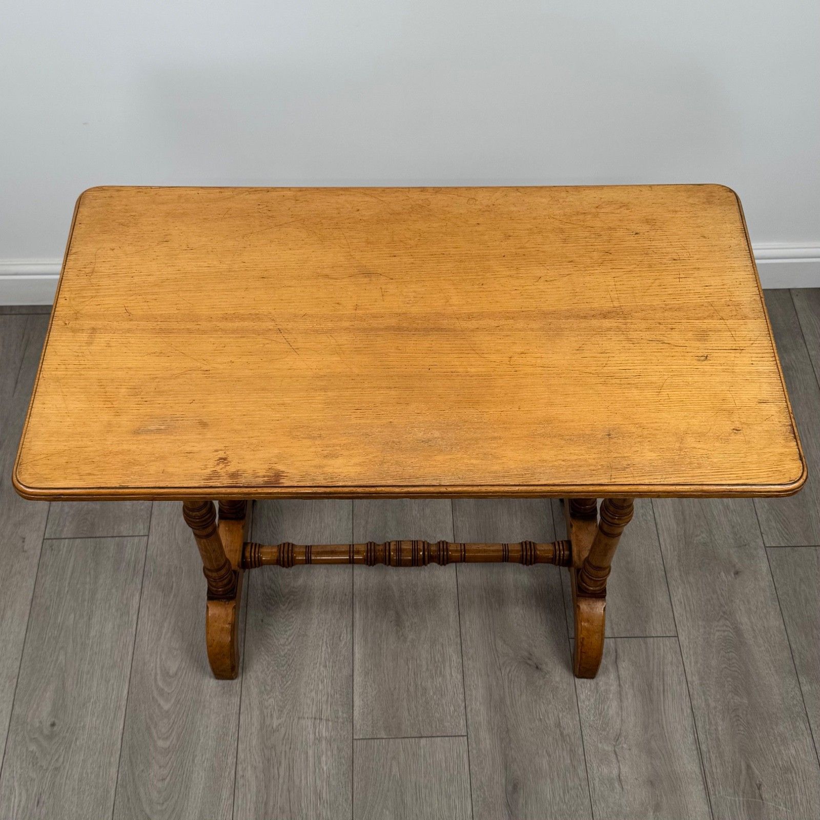 photo furniture Antique 19th Century Fine Quality Side Table In Oak