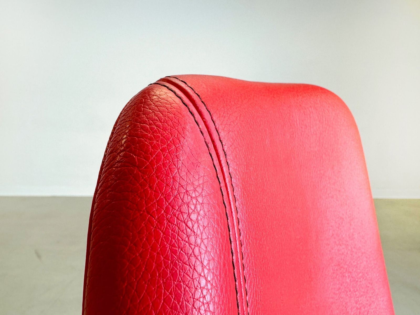 photo furniture Moroso Fauteuil Leer Rood Patricia Urquiola Draaibaar II