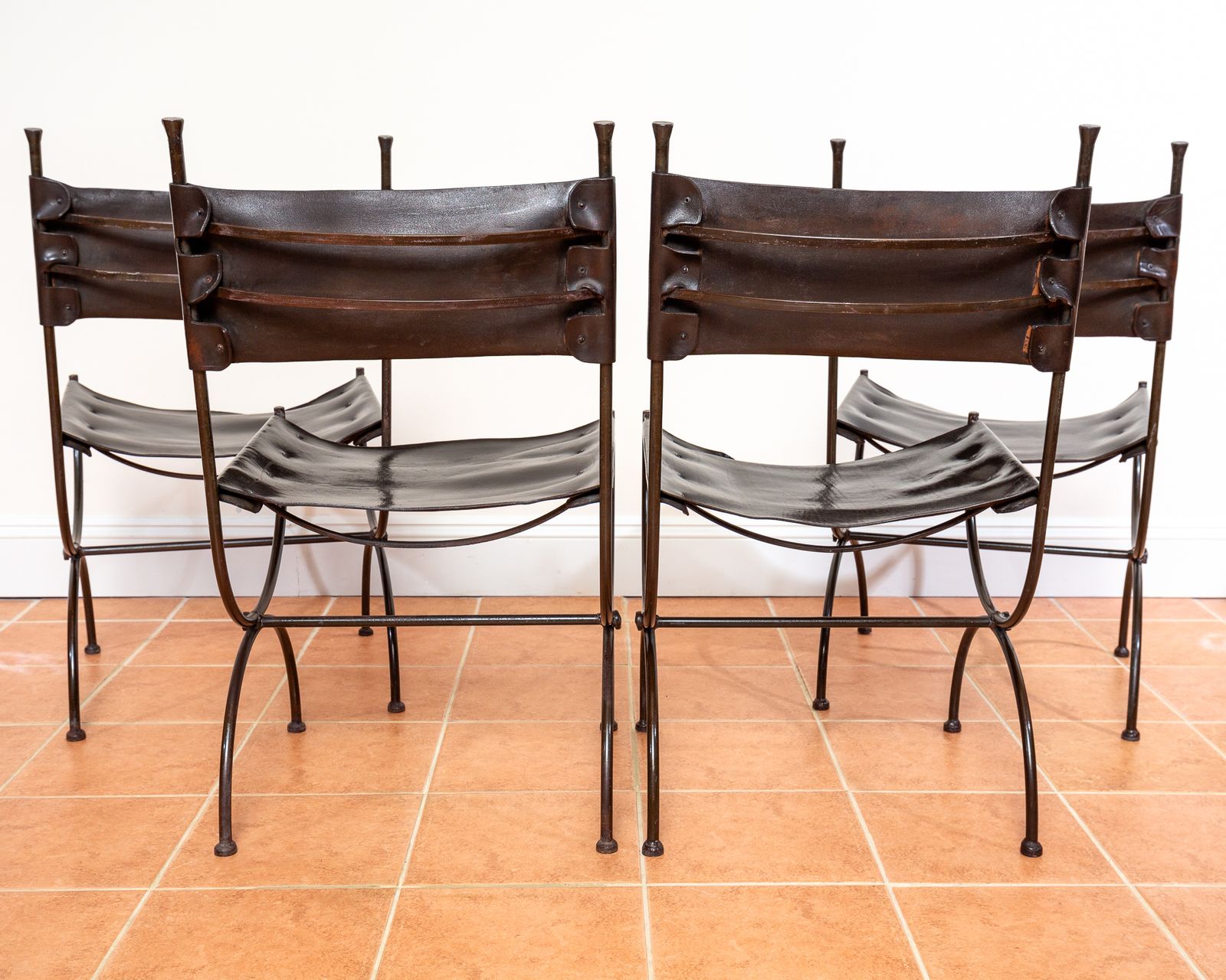 photo vintage Leather Dining Chairs Wrought Iron Set Of 4 Vintage Spanish Curule Savonarola Hide Saddle Leather 1970s Rusti.C Classical