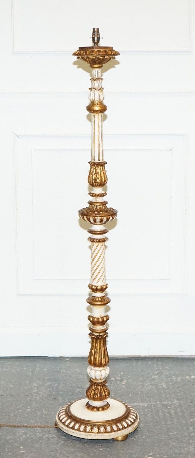 Italian Florentine Style Carved & Hand Painted White & Gilt Standard Floor Lamp photo furniture