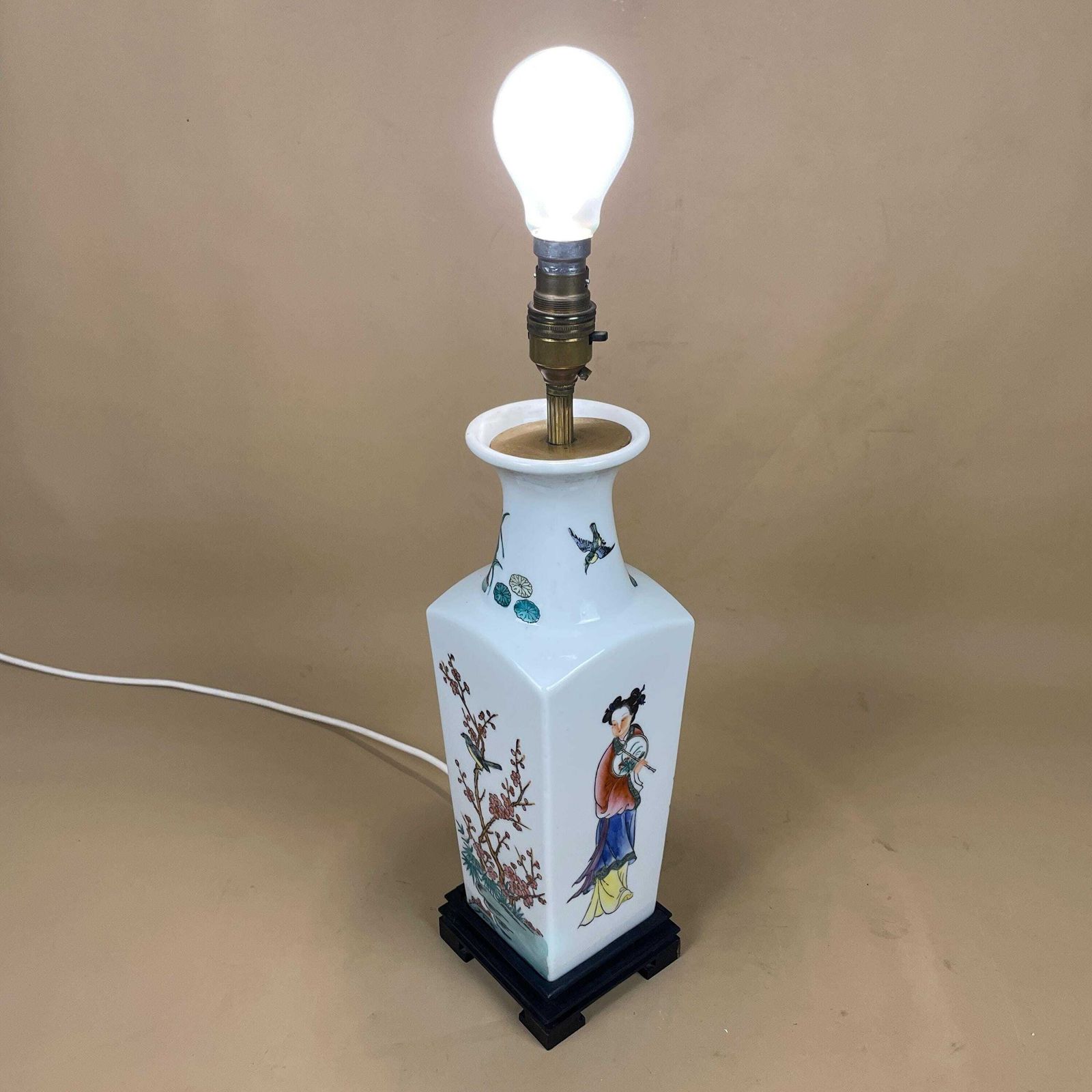 photo furniture Vintage Ceramic Lamp Light Bedside Table Hand Painted Floral Design Pattern Wood Base Oriental Japanese Vase White Antique Brass Ginger Jar