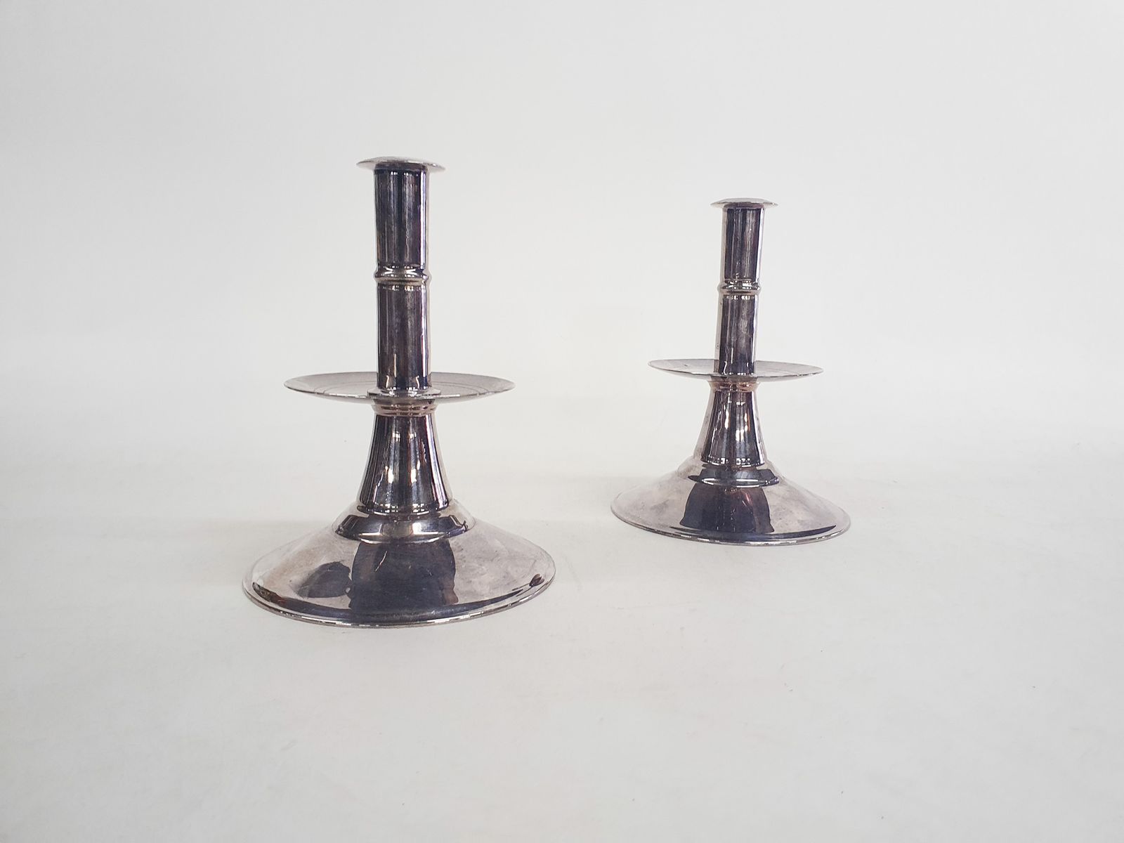 Set Van Twee Zilveren Kandelaars, Engeland, Ca. Jaren 1670 photo furniture