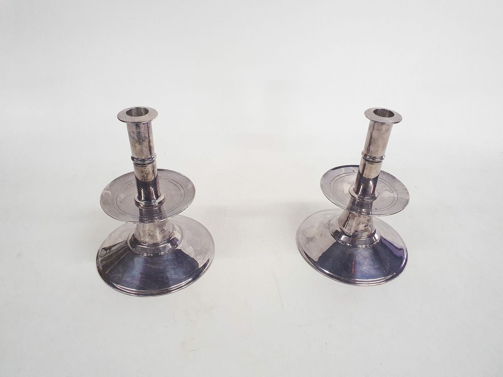 Set Van Twee Zilveren Kandelaars, Engeland, Ca. Jaren 1670 photo Woonaccessoires