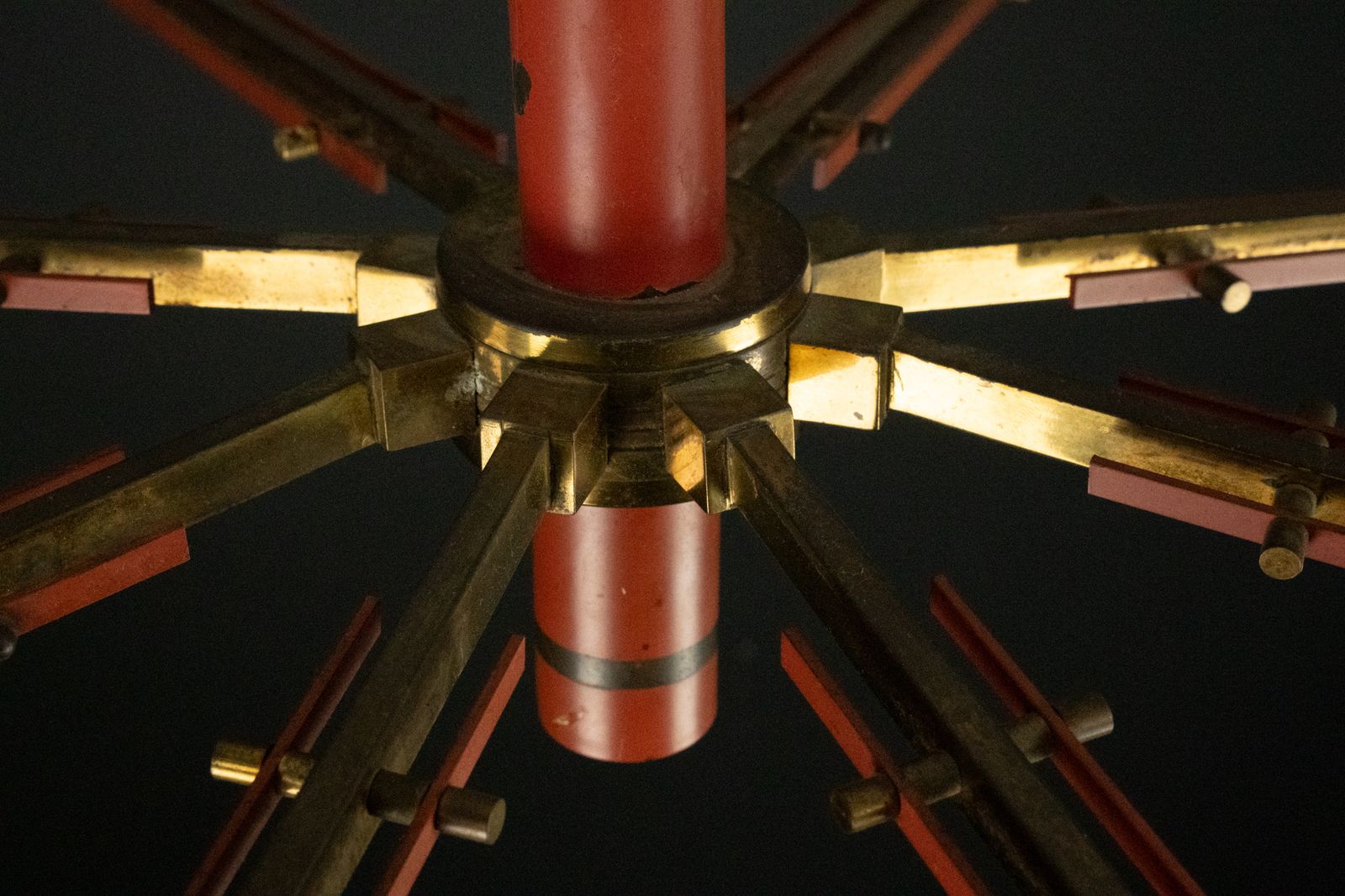 photo vinterior Mid Century 8 Arms Stilnovo Chandelier In Opaline, Brass And Red Lacquer. Italy 1950s