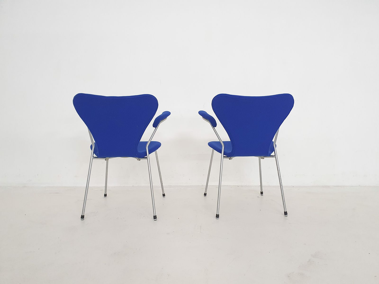 Set Of 2 Model 3207 Dining Chairs By Arne Jacobsen For Fritz Hansen, Denmark 2001 photo 1040.0