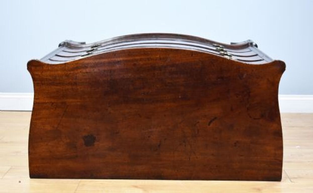 photo furniture 18th Century Mahogany Serpentine Chest Of Drawers