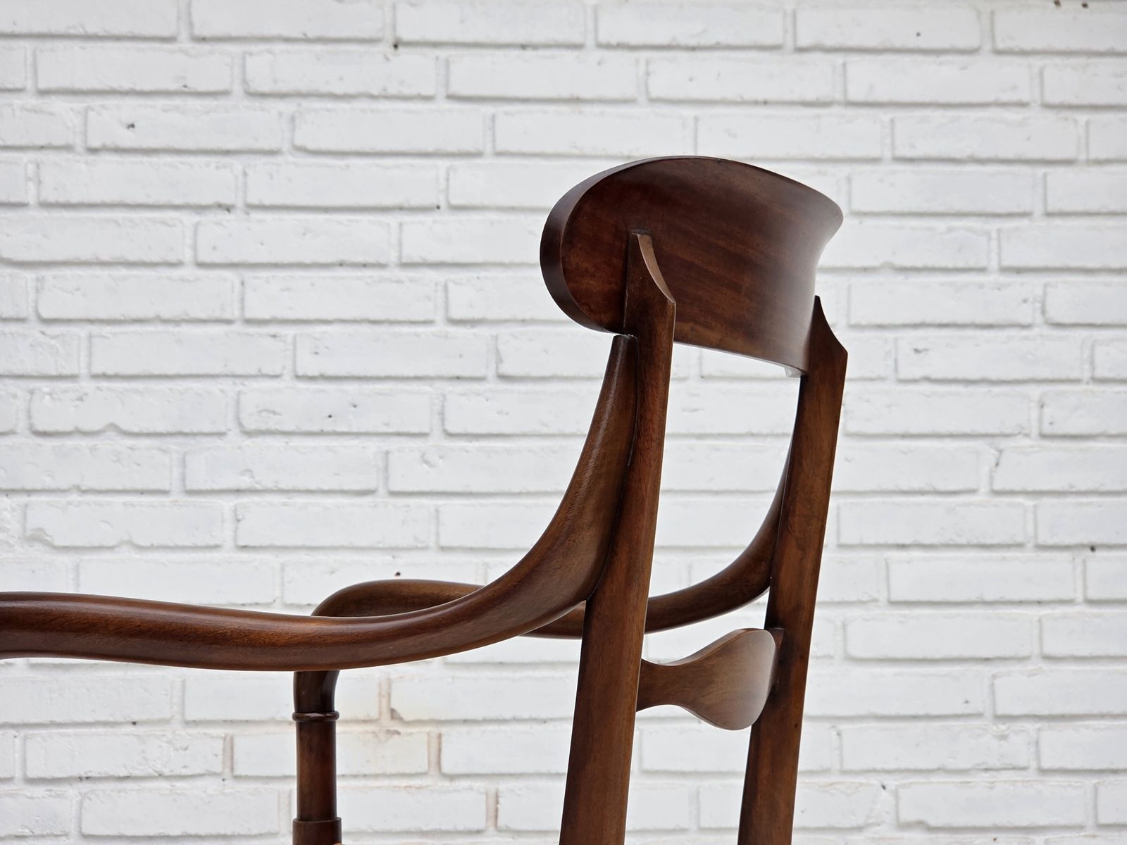 photo vintage 1970s, Italian Design By Fratelli Levaggi, 2 Armchairs, Model "Campanino", Cherry Wood.