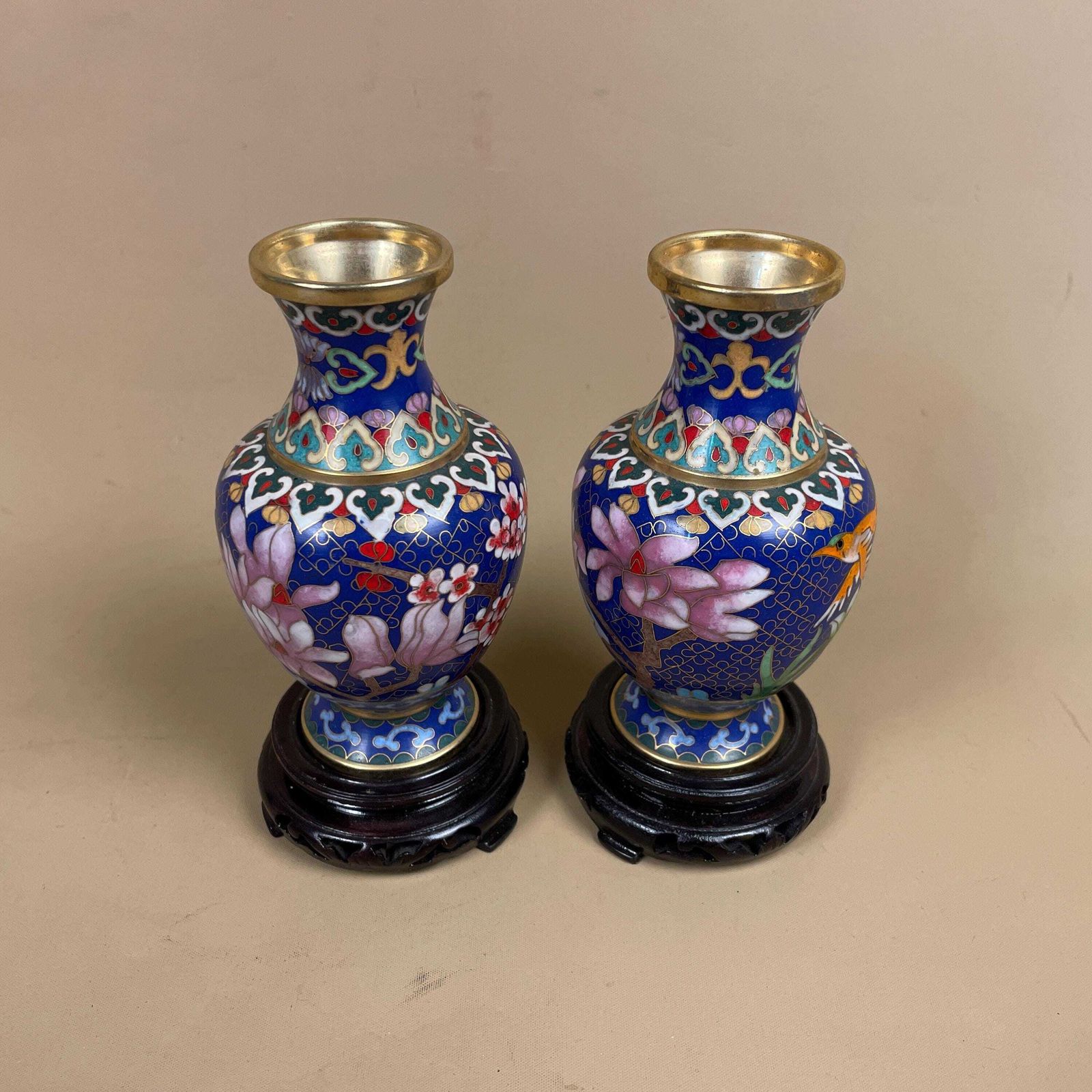 photo furniture Pair Of 2 Oriental Chinese Cloisonne Handmade Vase Floral Decorative Pot Antique Metal Gold Enamel Painted Flower Blue Pink Wooden Base