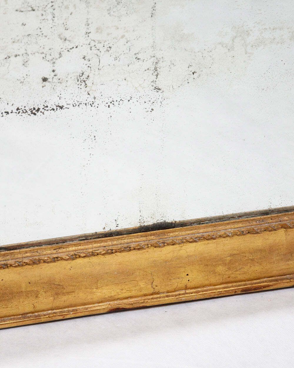 photo furniture 19e Eeuwse Spiegel Met Gebruikssporen En Nep Lintlijst