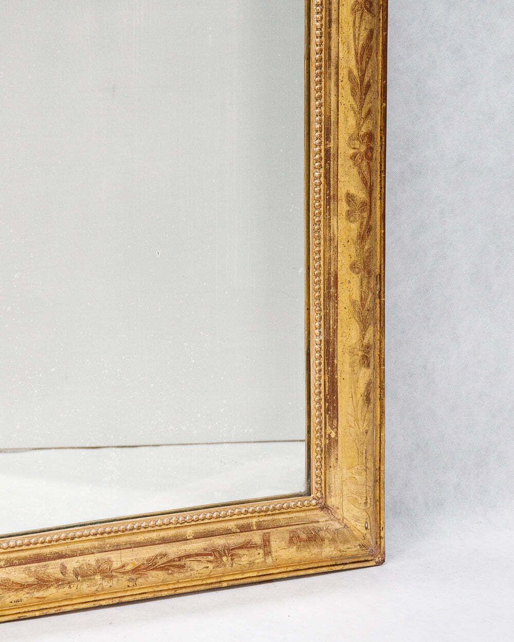 19e Eeuwse Louis Philippe Spiegel Met Sierlijk Roosbekroning photo Woonaccessoires