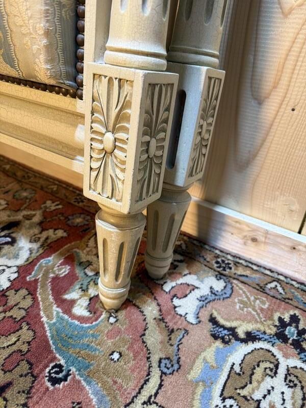 Lit Capitonné De Style Louis XVI En Bois Beige photo Furniture