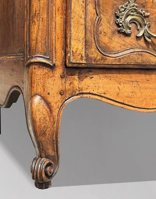photo vinterior Mid 18th Century Louis XV Period Walnut Commode