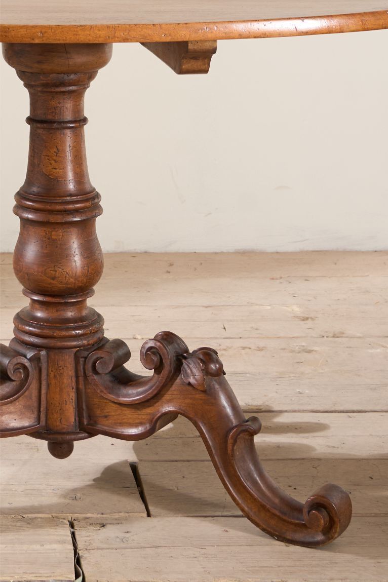18th Century Italian Walnut Tilt Top Table photo 3100.0