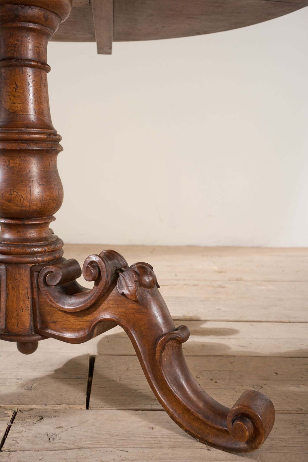 photo furniture 18th Century Italian Walnut Tilt Top Table